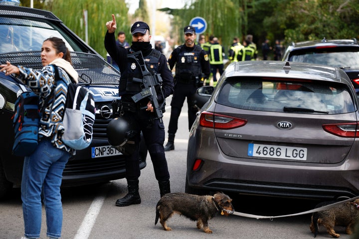 Η αστυνομία στέκεται έξω από την πρεσβεία της Ουκρανίας μετά την έκρηξη στο κτίριο της πρεσβείας που τραυμάτισε έναν υπάλληλο ενώ άνοιγε μια επιστολή, στη Μαδρίτη, Ισπανία, στις 30 Νοεμβρίου 2022. REUTERS/Juan Medina