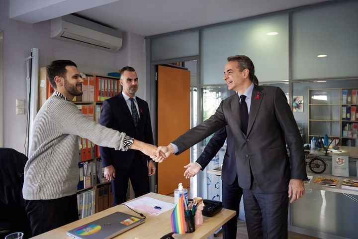 Ο πρωθυπουργός κατά την επίσκεψη του στο Σύλλογο Οροθετικών Ελλάδος «Θετική Φωνή»