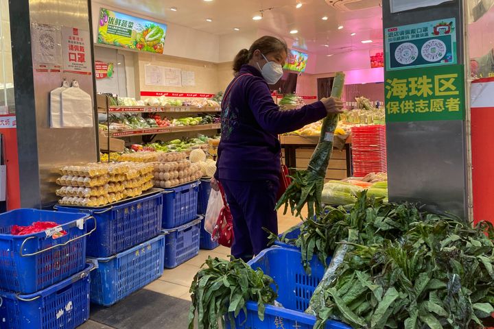 Μια γυναίκα ψωνίζει σε ένα παντοπωλείο που άνοιξε ξανά στην περιοχή Χαϊζού καθώς χαλαρώνουν οι περιορισμοί πανδημίας στην επαρχία Κουανγκτσόου της νότιας Κίνας, Πέμπτη, 1 Δεκεμβρίου 2022.