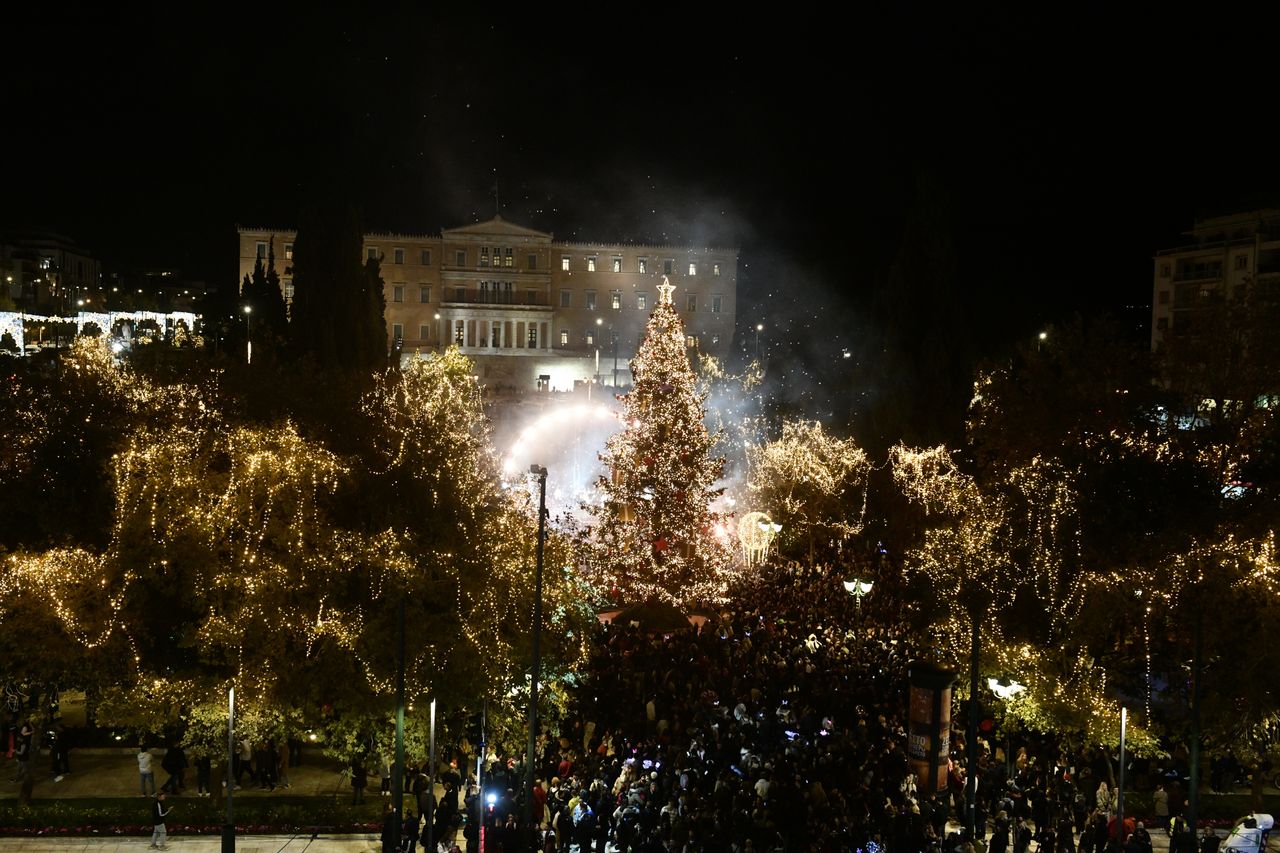 Τελετή φωταγώγησης του Χριστουγεννιάτικου Δέντρου στην πλατεία Συντάγματος, παρουσία του δημάρχου Αθηναίων Κώστα Μπακογιάννη, του δημάρχου της Νέας Υόρκης Έρικ Άνταμς αλλά και 25 Δημάρχων από όλο τον κόσμο, Πέμπτη 1 Δεκεμβρίου 2022. (ΤΑΤΙΑΝΑ ΜΠΟΛΑΡΗ/EUROKINISSI)