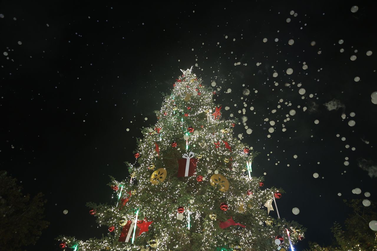 Τελετή φωταγώγησης του Χριστουγεννιάτικου Δέντρου στην πλατεία Συντάγματος, παρουσία του δημάρχου Αθηναίων Κώστα Μπακογιάννη, του δημάρχου της Νέας Υόρκης Έρικ Άνταμς αλλά και 25 Δημάρχων από όλο τον κόσμο, Πέμπτη 1 Δεκεμβρίου 2022. (ΒΑΣΙΛΗΣ ΡΕΜΠΑΠΗΣ/EUROKINISSI)