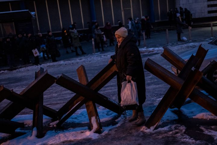 Μια γυναίκα περπατά ανάμεσα σε αντιαρματικά οδοφράγματα, που εγκαταστάθηκαν για να προστατεύσουν την πόλη από τα ρωσικά στρατεύματα, στο Κίεβο της Ουκρανίας, Πέμπτη 1 Δεκεμβρίου 2022.