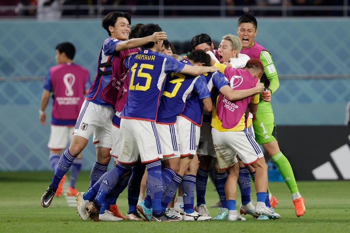 得点を決めて喜ぶ日本代表メンバー