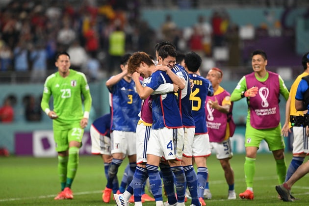 スペインに勝利し喜び合う日本代表の選手たち