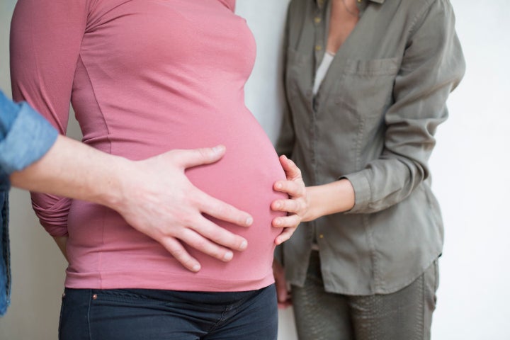 Los padres pueden expresar su gratitud por la generosidad de una madre sustituta que ayudó a traer a su bebé a este mundo.