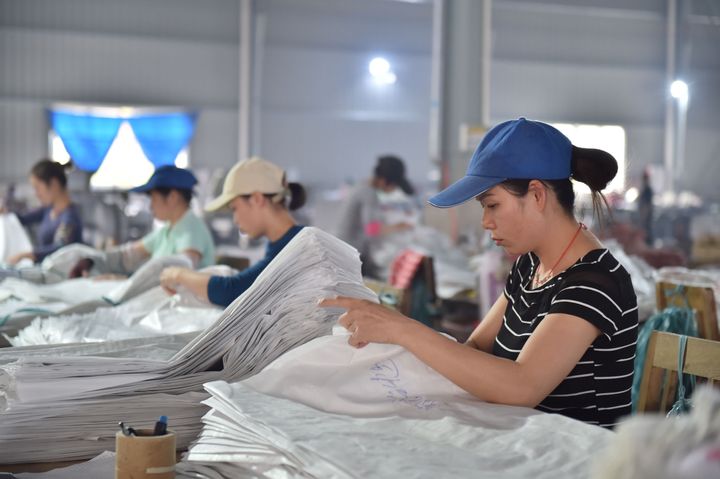 9 Μαΐου 2019 -- Eργαζόμενοι σε μια εταιρεία στην πόλη Hezhou, στην αυτόνομη περιοχή Guangxi Zhuang της νότιας Κίνας, 9 Μαΐου 2019. (Photo by Cao Yiming/Xinhua via Getty) (Xinhua/Cao Yiming via Getty Images)