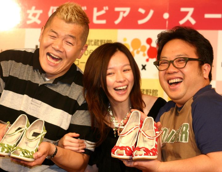 映画「靴に恋する人魚」の宣伝のために来日したビビアン・スーさん。左右はゲストのキャイ〜ン（2006年7月3日）