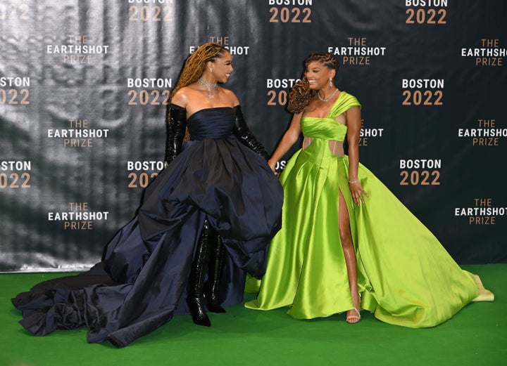 Chloe i Halle Bailey juntes a la catifa verda.