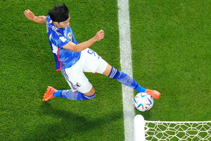 カタールW杯1次リーグのスペイン戦で、ゴールラインぎりぎりでクロスを上げる三笘薫選手(現地時間2022年12月1日撮影)