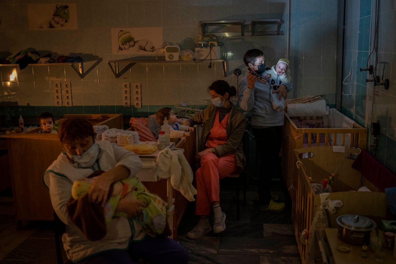 Νοσηλευτικό προσωπικό φροντίζει ορφανά στο περιφερειακό νοσοκομείο παίδων στην Χερσώνα (22 Νοεμβρίου 2022)