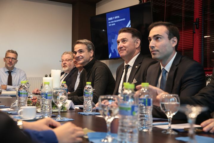 Ο πρωθυπουργός κατά τη διάρκεια της σύσκεψης με εκπροσώπους επιχειρήσεων στην Τρίπολη