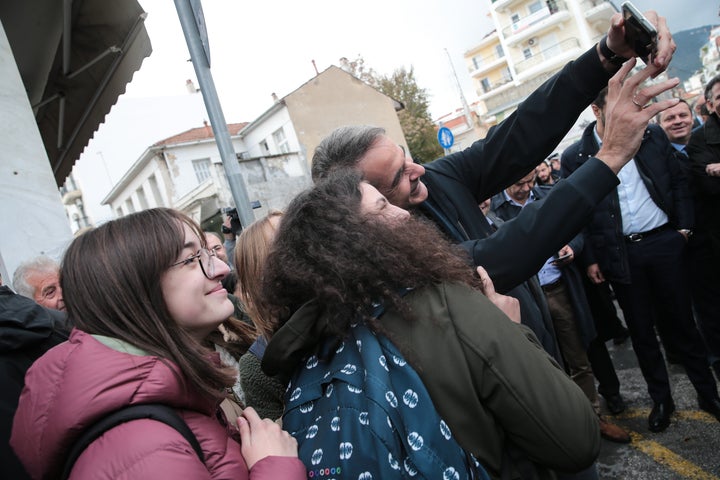 Ο πρωθυπουργός έκανε βόλτα στους δρόμους της Τρίπολης και συνομίλησε με κατοίκους και καταστηματάρχες