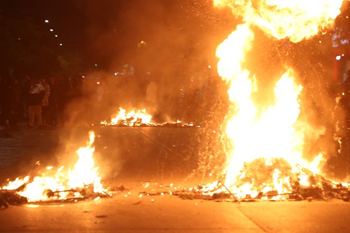 Διαμαρτυρίες ρομά έξω από το Ιπποκράτειο νοσοκομείο οπου νοσηλεύεται ο 16χρονος που πυροβολήθηκε από αστυνομικό. Δευτέρα 5 Δεκεμβρίου 2022 (ΒΑΣΙΛΗΣ ΒΕΡΒΕΡΙΔΗΣ / ΜΟΤΙΟΝ ΤΕΑΜ)