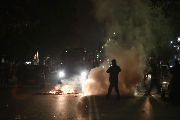 Διαμαρτυρίες ρομά έξω από το Ιπποκράτειο νοσοκομείο οπου νοσηλεύεται ο 16χρονος που πυροβολήθηκε από αστυνομικό. Δευτέρα 5 Δεκεμβρίου 2022 (ΒΑΣΙΛΗΣ ΒΕΡΒΕΡΙΔΗΣ / ΜΟΤΙΟΝ ΤΕΑΜ)