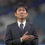 敗戦後もサッカー日本代表は「礼」を忘れなかった。森保一監督はお辞儀、ロッカールームには最後の折り鶴【ワールドカップ2022】