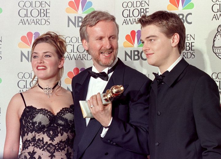 1998年に開かれた第55回ゴールデングローブ賞に参加した、（左から）ケイト・ウィンスレットさん、ジェームズ・キャメロン監督、レオナルド・ディカプリオさん