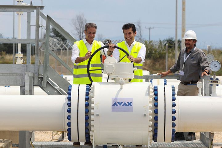 Ο Έλληνας πρωθυπουργός Κυριάκος Μητσοτάκης και ο Βούλγαρος ομόλογός του Kiril Petkov φωτογραφίζονται κατά τη διάρκεια της τελετής εγκαινίων του αγωγού φυσικού αερίου Interconnector Greece-Bulgaria (IGB) που θα μεταφέρει αέριο από την Κομοτηνή στη Στάρα Ζαγορά στη Βουλγαρία, στην Κομοτηνή, Ελλάδα, στις 8 Ιουλίου. 2022. REUTERS/Alexandros Avramidis