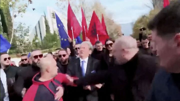 Στιγμιότυπο από ένα βίντεο δείχνει ένα άτομο να χτυπά με γροθιές τον ηγέτη του Δημοκρατικού Κόμματος της αντιπολίτευσης της Αλβανίας, Σαλί Μπερίσα, στα Τίρανα της Αλβανίας, 6 Δεκεμβρίου 2022