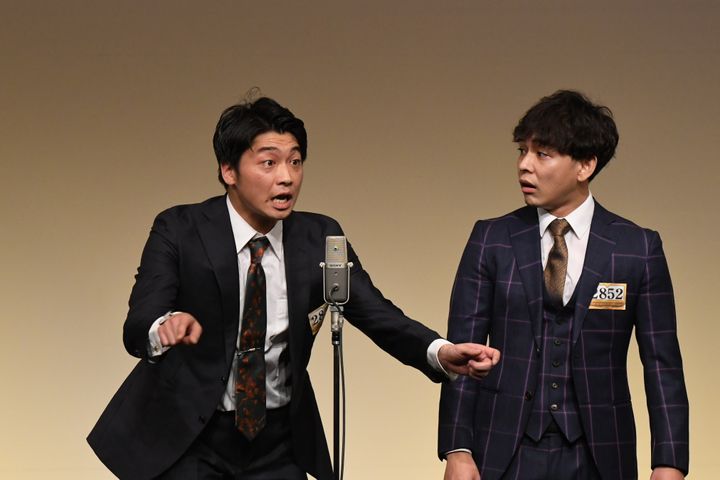 さや香の新山さん（左）、石井さん。2014年5月結成