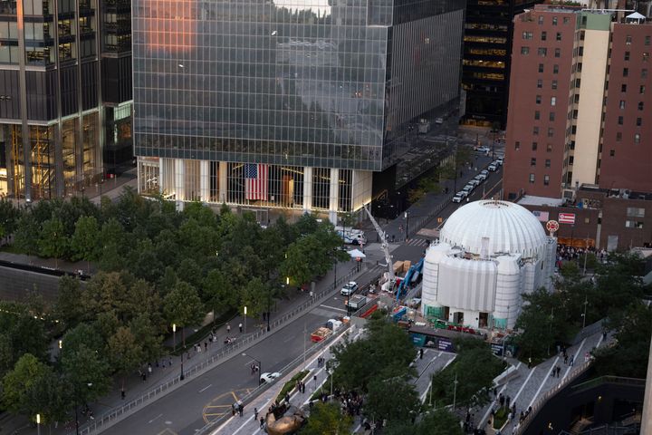 Μετά από μια διαδικασία ανοικοδόμησης που διήρκεσε περισσότερες από δύο δεκαετίες, η ελληνορθόδοξη εκκλησία που καταστράφηκε στις επιθέσεις της 11ης Σεπτεμβρίου άνοιξε ξανά στο χώρο του Παγκόσμιου Κέντρου Εμπορίου. O Ναός του Αγίου Νικολάου είναι σχεδιασμένος από τον αρχιτέκτονα Santiago Calatrava, με θέα στο World Trade Center από ένα υπερυψωμένο πάρκο. (AP Photo/Mark Lennihan)