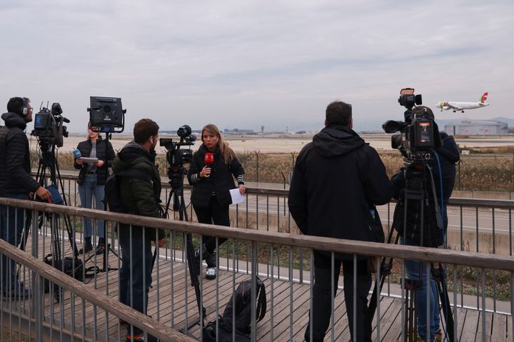 Δημοσιογράφοι στο αεροδρόμιο El Prat της Βαρκελώνης, καλύπτουν την φυγή μεταναστών, μετά την αναγκαστική προσγείωση του αεροσκάφους.