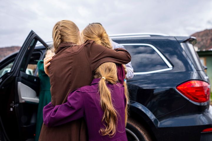 Τρία κορίτσια αγκαλιάζονται πριν απομακρυνθούν από το σπίτι του Σάμιουελ Μπέιτμαν, μετά τη σύλληψή του στο Κολοράντο Σίτι της Αριζόνα, την Τετάρτη, Σεπτέμβρη. 14, 2022.