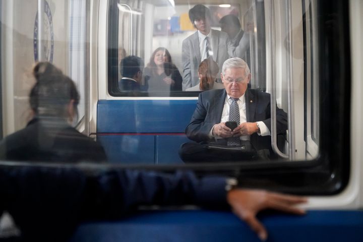 Ο γερουσιαστής Robert Menendez, D-N.J., επιβαίνει σε βαγόνι του μετρό στο Capitol Hill στην Ουάσιγκτον, Τρίτη, 15 Νοεμβρίου 2022. (AP Photo/Patrick Semansky)