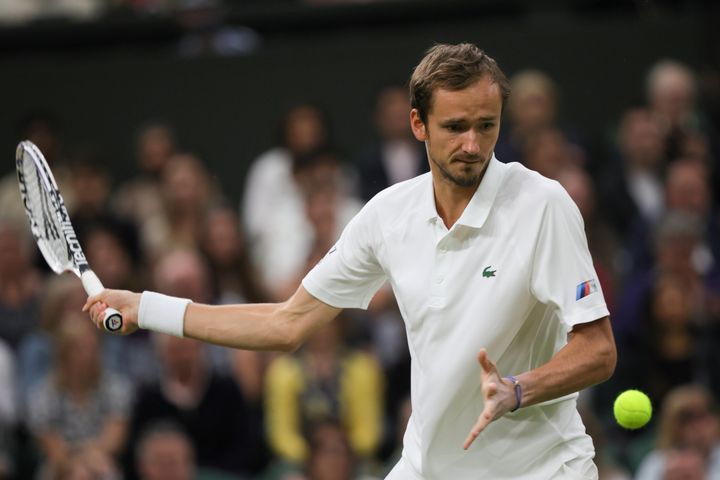Ο Ντανίλ Mεντβέντεφ της Ρωσίας σε αγώνα του κατά τη διάρκεια του τουρνουά τένις Wimbledon στο Λονδίνο, Βρετανία, στις 6 Ιουλίου 2021.