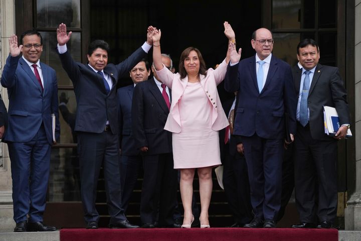 Ο Περουβιανός Πρόεδρος Πέδρο Καστίγιο, δεύτερος από αριστερά, και η Αντιπρόεδρός του Ντίνα Μπολουάρτε, μετά από συνάντηση με αντιπροσωπεία του Οργανισμού Αμερικανικών Κρατών (OAS) στη Λίμα του Περού, Δευτέρα 21 Νοεμβρίου 2022.