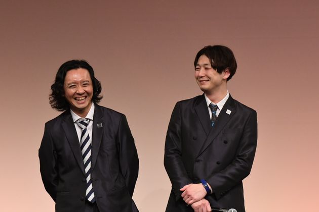 決勝進出者発表の記者会見で笑顔を見せるダイヤモンドの野澤輸出さん（左）、小野竜輔さん。