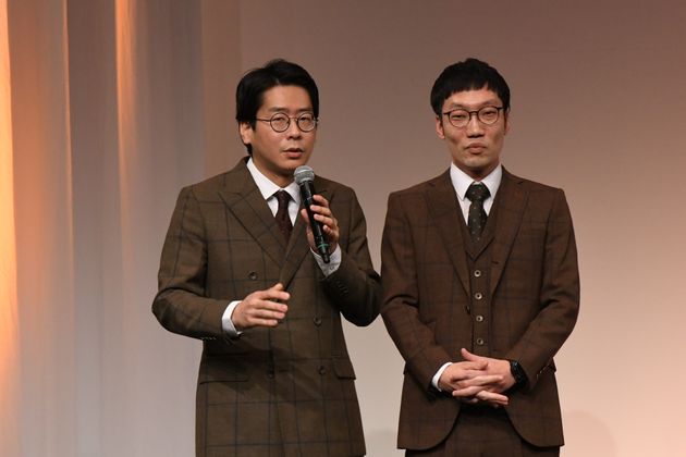 男性ブランコの浦井のりひろさん（左）と平井まさあきさん