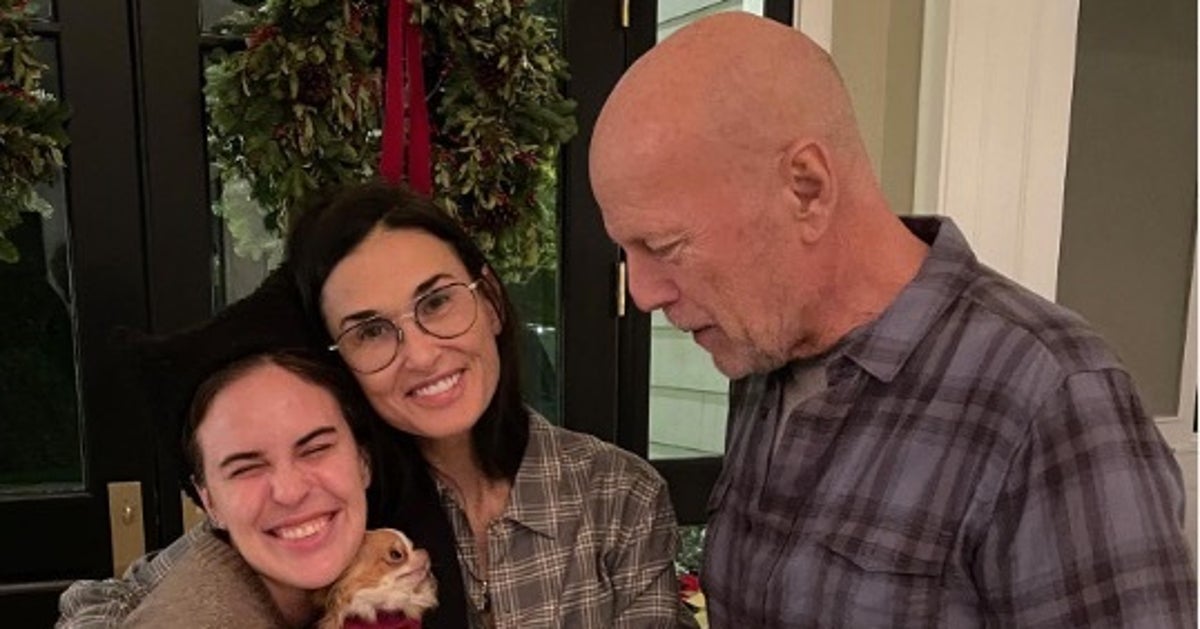 ブルース・ウィリスの娘たち、父と母と父の妻、心温まる家族写真を公開 | ハフポスト WORLD