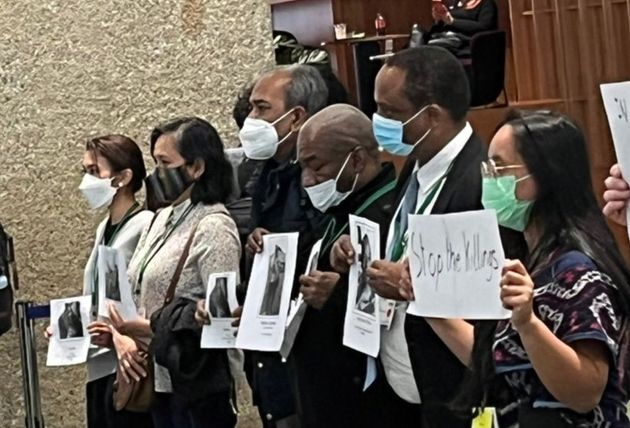 生物多様性条約のジュネーブ会合で、殺されてしまった環境活動家たちの写真と名前などを掲げ、“Stop the killing”と訴えた人々