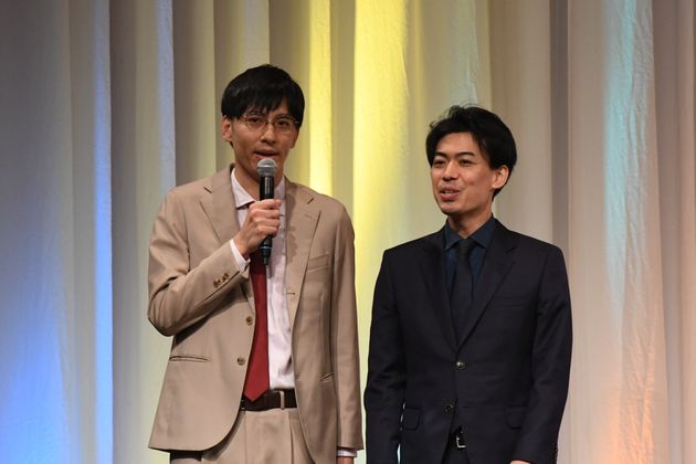 決勝進出者発表記者会見で話すカベポスターの永見大吾さん（左）、浜田順平さん
