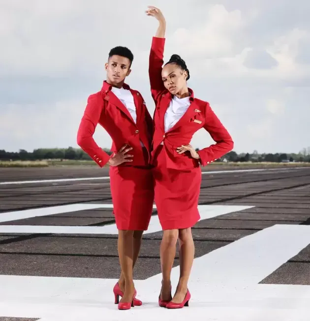 タイリース・ナイとタルーラ・イヴは、個性を尊重する同ブランドの性同一性ポリシーの変更を記念して、ヴァージン・アトランティック航空の象徴的なユニフォームのモデルを務めた。
