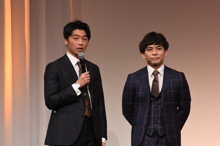 記者会見で話すさや香の新山さん（左）、石井さん