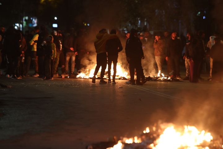 Διαμαρτυρίες ρομά έξω από το Ιπποκράτειο νοσοκομείο οπου νοσηλεύεται ο 16χρονος που πυροβολήθηκε από αστυνομικό. Δευτέρα 5 Δεκεμβρίου 2022 (ΒΑΣΙΛΗΣ ΒΕΡΒΕΡΙΔΗΣ / ΜΟΤΙΟΝ ΤΕΑΜ)