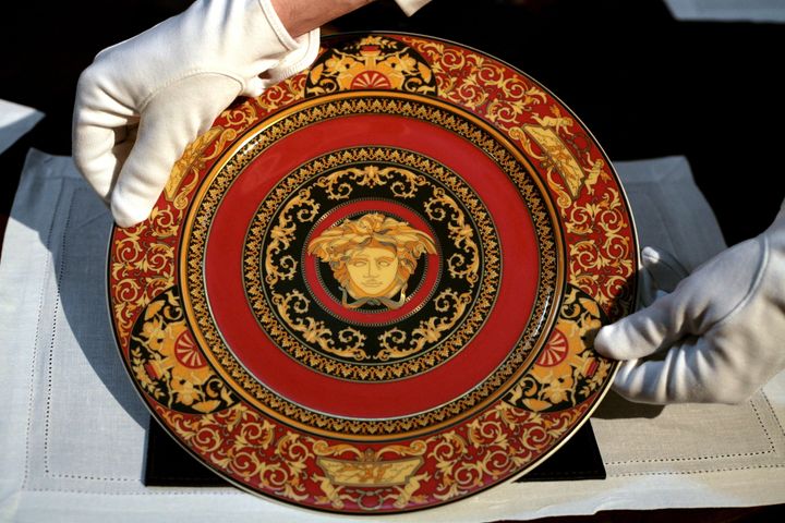 Δημοπρασία στο Sotheby's με πιάτο όπου έχει το σύμβολο του Versace 