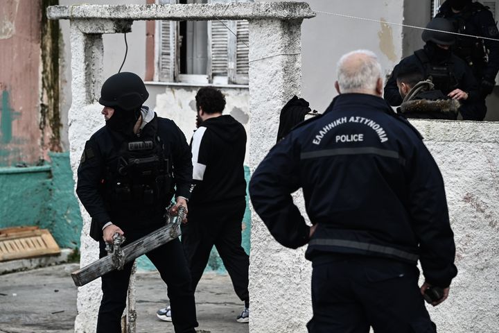 Επιχείρηση της Ελληνικής Αστυνομίας σε καταυλισμό Ρομά στα Νεόκτιστα Ασπροπύργου, Παρασκευή 9 Δεκεμβρίου 2022. (ΜΙΧΑΛΗΣ ΚΑΡΑΓΙΑΝΝΗΣ/EUROKINISSI)