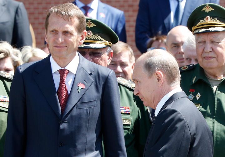 Ο Ρώσος Πρόεδρος Βλαντιμίρ Πούτιν, δεξιά, περνάει δίπλα από τον (τότε) πρόεδρο της Κάτω Βουλής Σεργκέι Ναρίσκιν, συμμετέχοντας σε τελετή κατάθεσης στεφάνων στον Τάφο του Άγνωστου Στρατιώτη στη Μόσχα, Ρωσία, την Τετάρτη, 22 Ιουνίου 2016, με αφορμή την 75η επέτειο της ναζιστικής εισβολής η Σοβιετική Ένωση. (Grigory Dukor/Pool photo via AP)