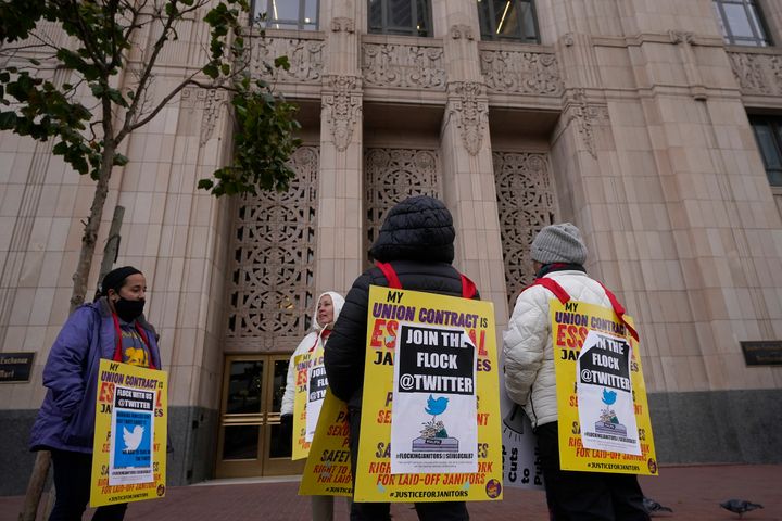 Καθαριστές και καθαρίστριες διαμαρτύρονται έξω από τα γραφεία του Twitter στο Σαν Φρανσίσκο (8 Δεκεμβρίου 2022)
