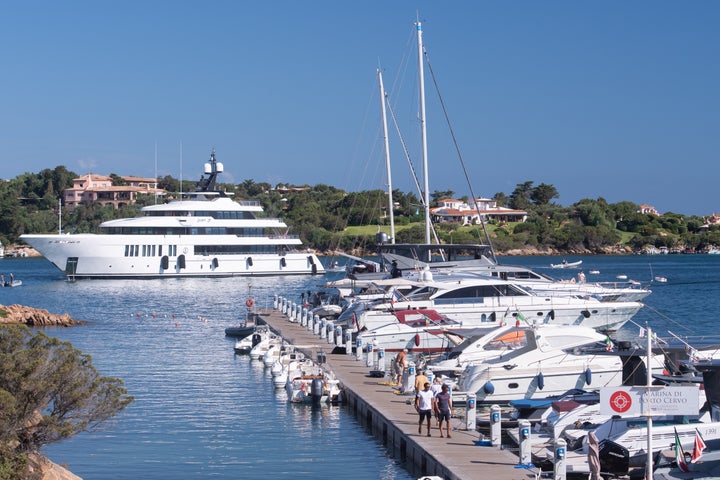 Μια πανοραμική άποψη του Porto Cervo γεμάτο γιοτ στην Costa Smeralda στις 22 Αυγούστου 2022.