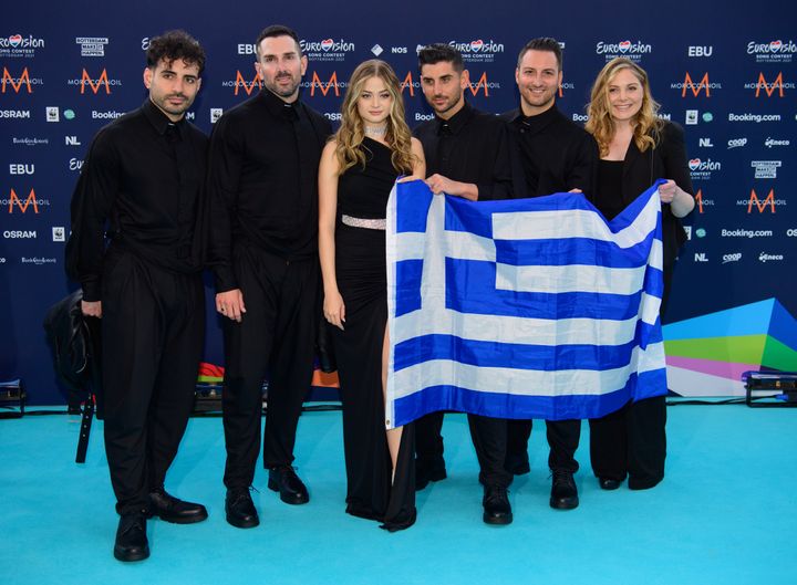 16 Μαΐου 2021, Ολλανδία, Ρότερνταμ: Διαγωνισμός Τραγουδιού της Eurovision (ESC), βραδιά έναρξης "Turquouise Carpet". Η τραγουδίστρια Στεφανία Λυμπερακάκη (Ελλάδα) με τους συνεργάτες της. 