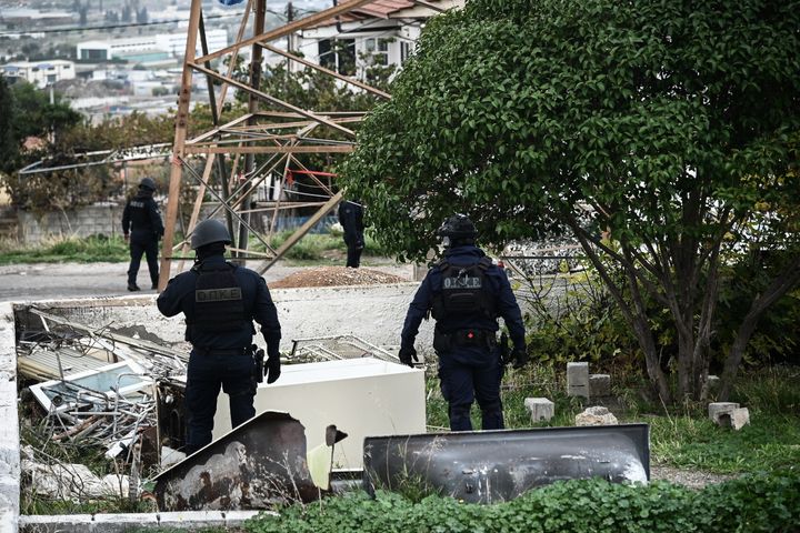 Επιχείρηση της Ελληνικής Αστυνομίας σε καταυλισμό Ρομά στα Νεόκτιστα Ασπροπύργου, Παρασκευή 9 Δεκεμβρίου 2022. (ΜΙΧΑΛΗΣ ΚΑΡΑΓΙΑΝΝΗΣ/EUROKINISSI)
