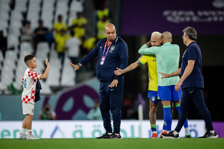 FIFA World Cup 2022: Injured Star Neymar Joins Teammates To Watch Brazil's  Game On The Sidelines