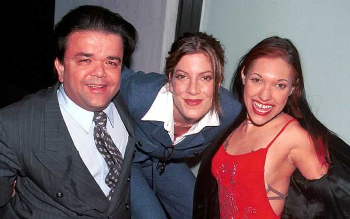 Gary Friedkin, a la izquierda, fotografiado con Tori Spelling y Bridget Powers en 2000.