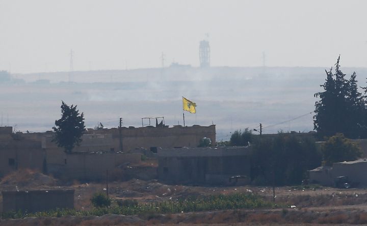 Σημαία των κουρδικών YPG σε κτίριο στη βόρεια Συρία. 