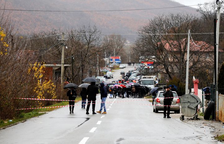 Οι Σέρβοι του Κοσσυφοπεδίου μπλοκάρουν τον δρόμο κοντά στο χωριό Rudine, Βόρεια Μιτρόβιτσα, Κοσσυφοπέδιο, 11 Δεκεμβρίου 2022.