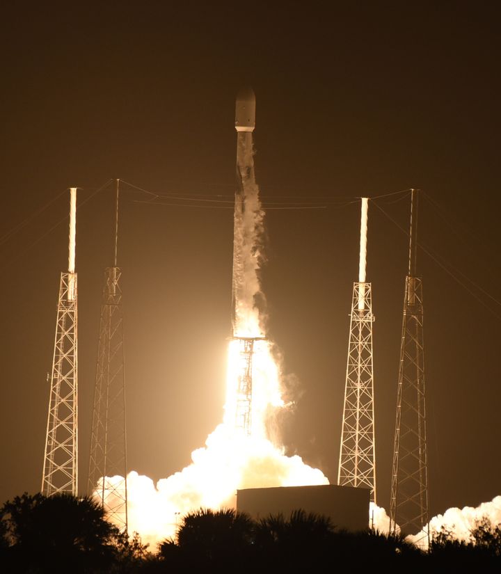 Ένας πύραυλος Falcon 9 της SpaceX εκτοξεύει το HAKUTO-R Mission 1 από το pad 40 στο Cape Canaveral Space Force Station στις 11 Δεκεμβρίου 2022 στο Cape Canaveral της Φλόριντα.