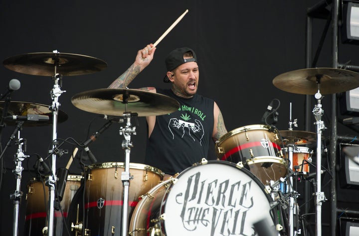 Mike Fuentes de Pierce The Veil tocando en vivo el día 2 del Download Festival en Donington Park el 10 de junio de 2017 en Castle Donington, Reino Unido